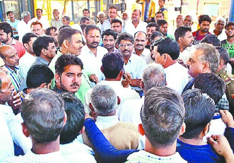 underpaas na banene par grameeno ka hungaama