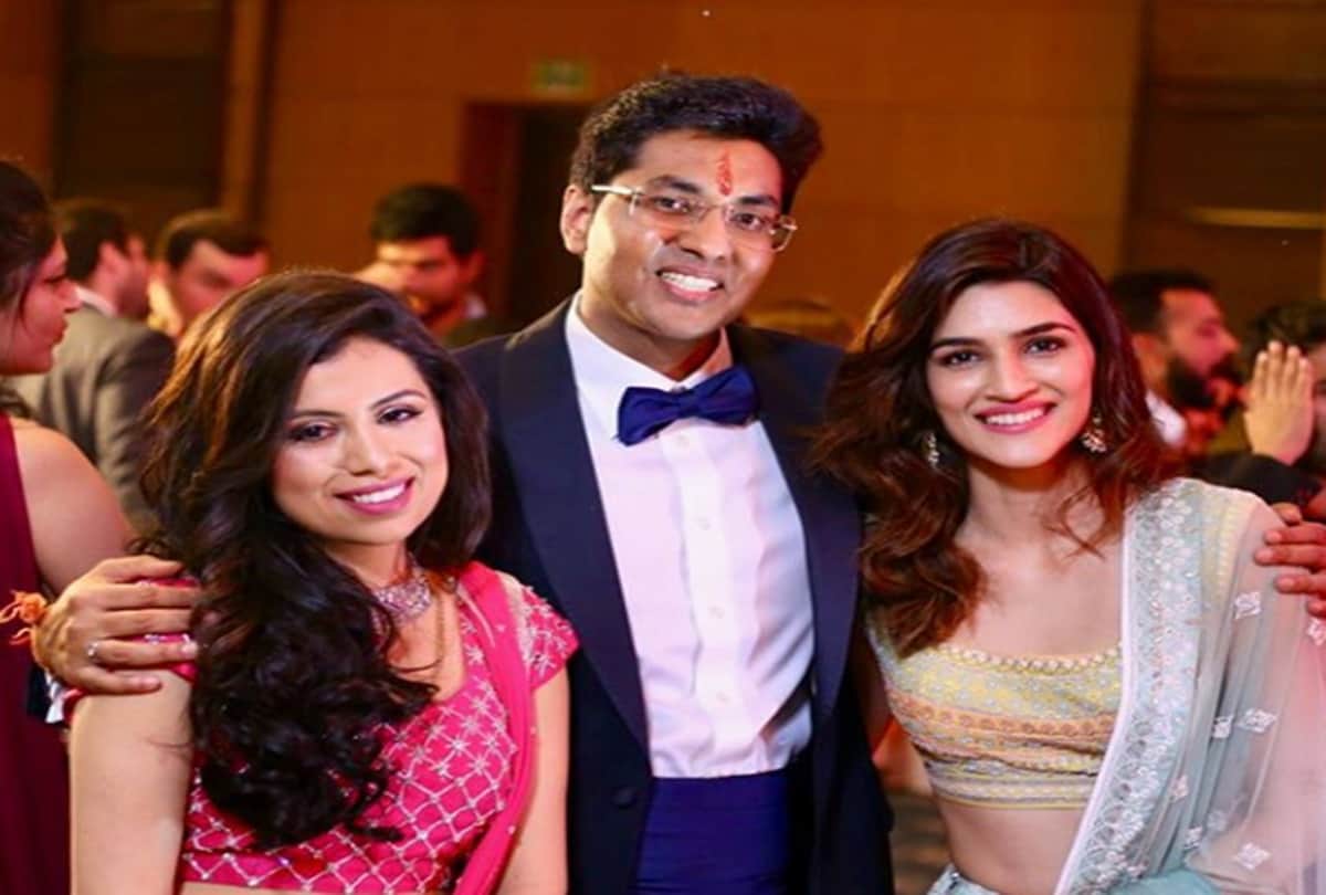 kriti sanon shared her photos with college friends on social media