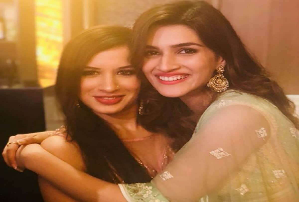 kriti sanon shared her photos with college friends on social media