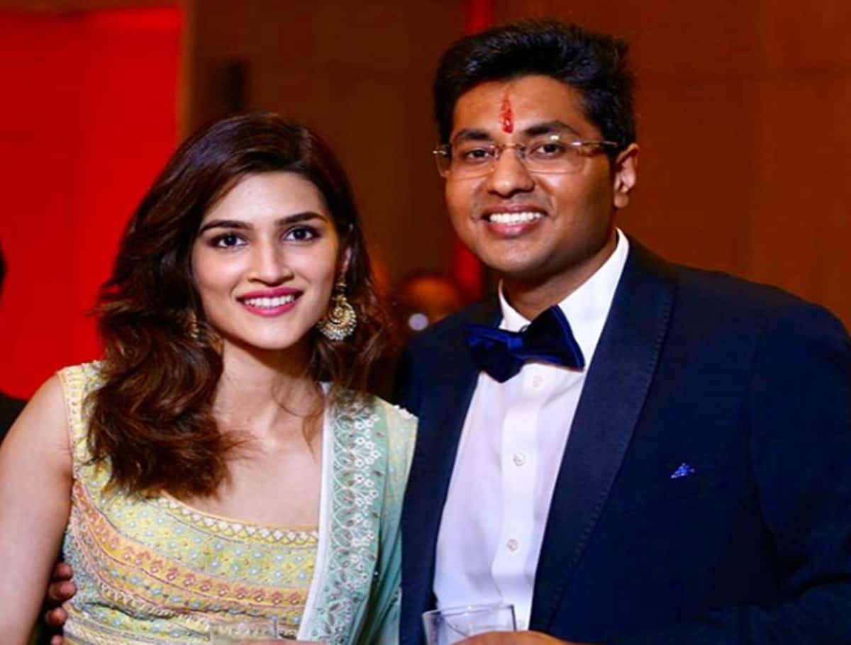 kriti sanon shared her photos with college friends on social media