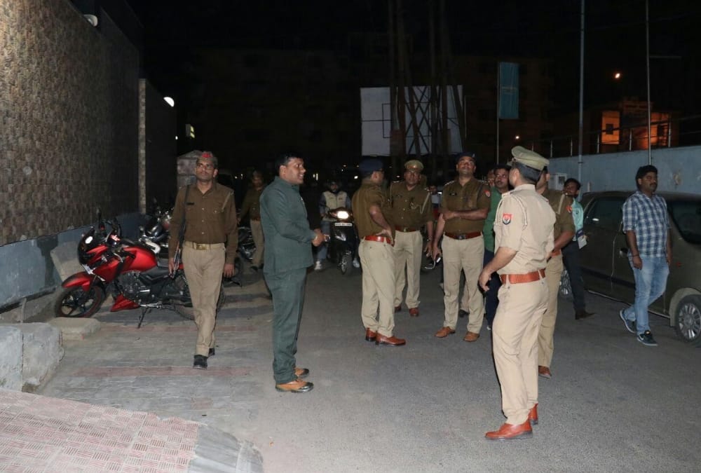 IT head of management college get shot in Lucknow.