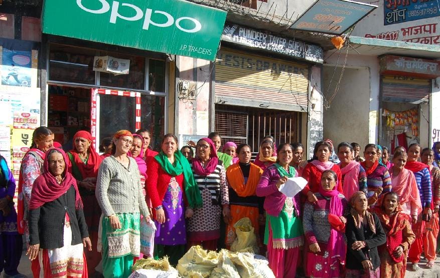 महिला दिवस पर सड़कों पर उतरी आधी दुनिया