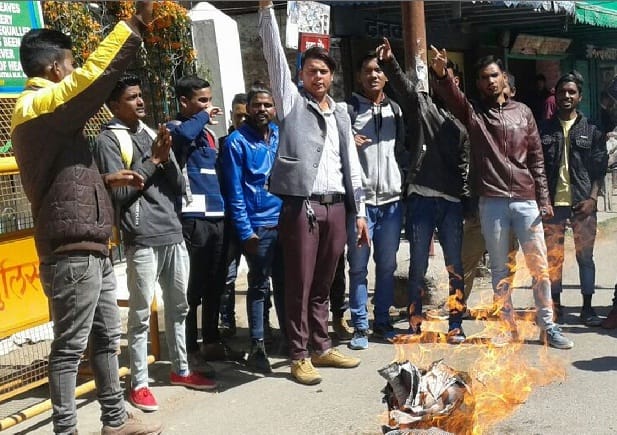 Blow the effigy of central government, sloganeering