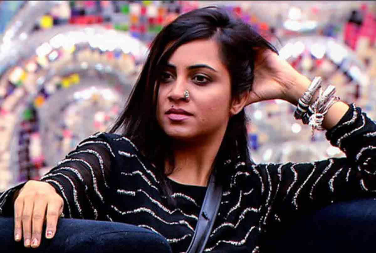 bigg boss 11 ex contestant arshi khan file case of sexual harrasment against a pandit