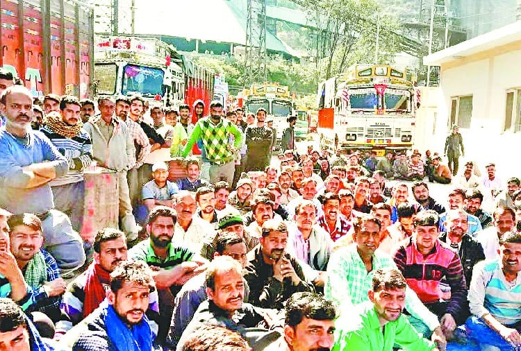 ट्रक ऑपरेटरों ने 23 घंटे तक किया चक्का जाम