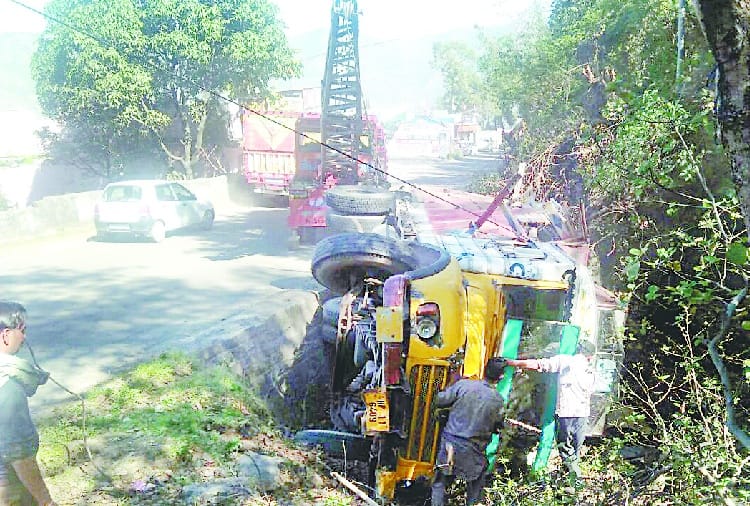 भूमक के पास सड़क किनारे लुढ़का क्लींकर से भरा ट्रक