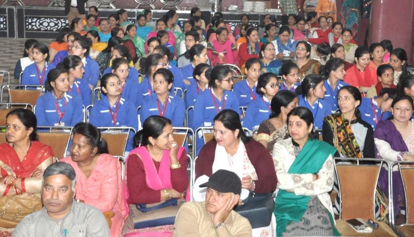 तपती दोपहर है नारियों की जिंदगी... से महिलाओं का संबोधन