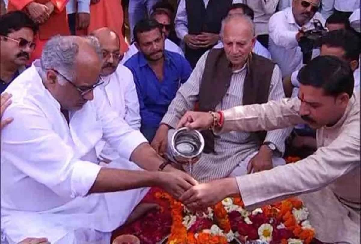 Boney Kapoor cry before IMMERSES Sridevi ashes at Ganga in Haridwar