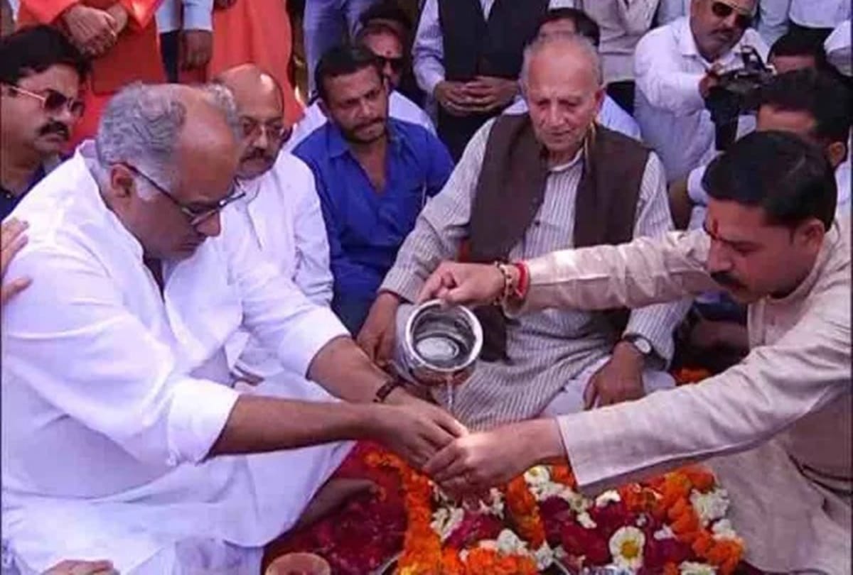 Boney Kapoor cry before IMMERSES Sridevi ashes at Ganga in Haridwar