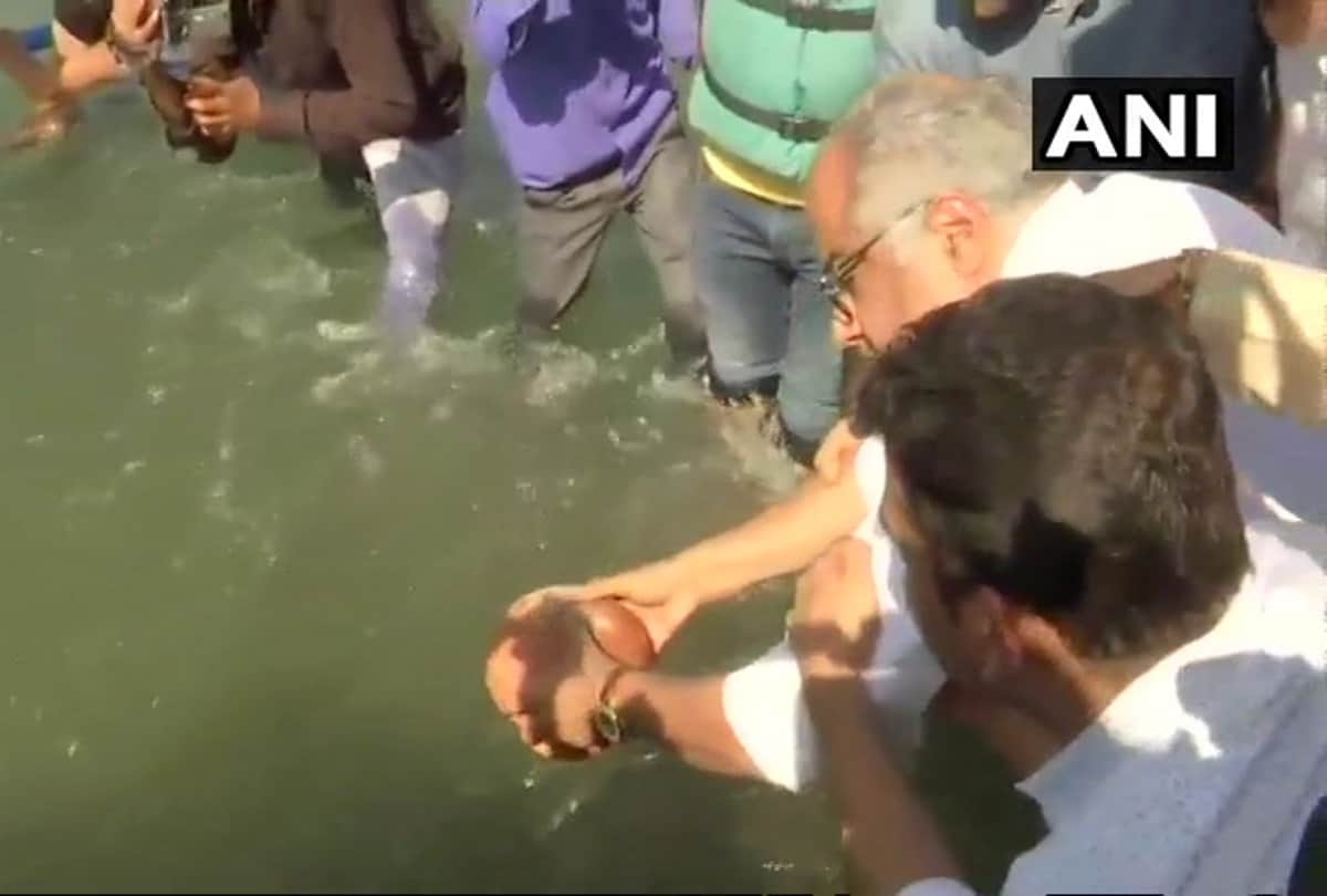 Boney Kapoor cry before IMMERSES Sridevi ashes at Ganga in Haridwar