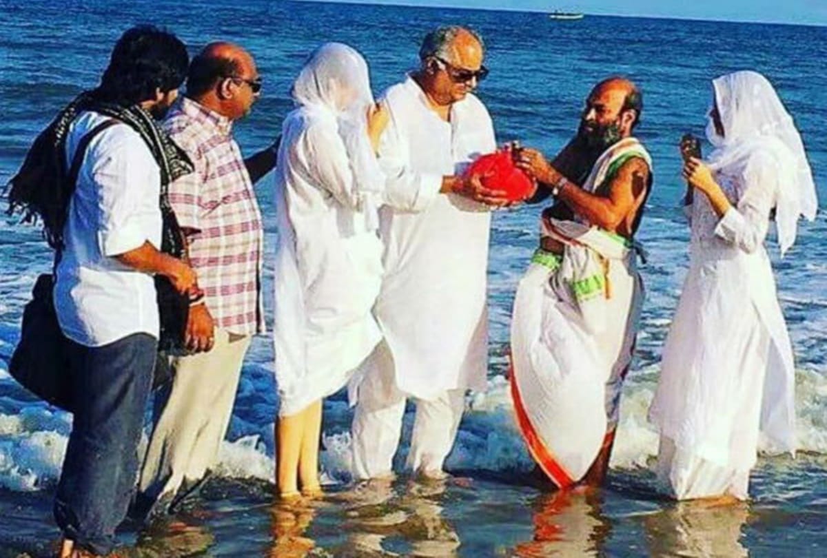 Boney Kapoor cry before IMMERSES Sridevi ashes at Ganga in Haridwar