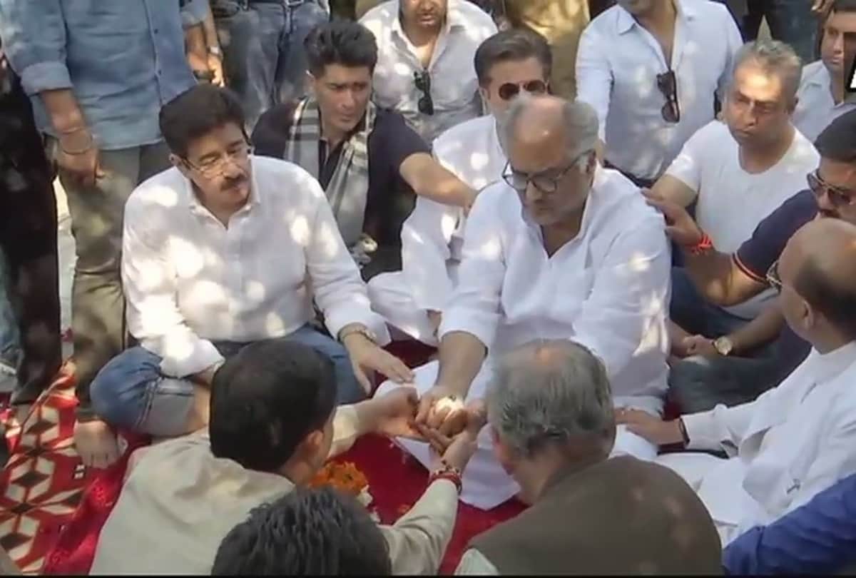 Boney Kapoor cry before IMMERSES Sridevi ashes at Ganga in Haridwar