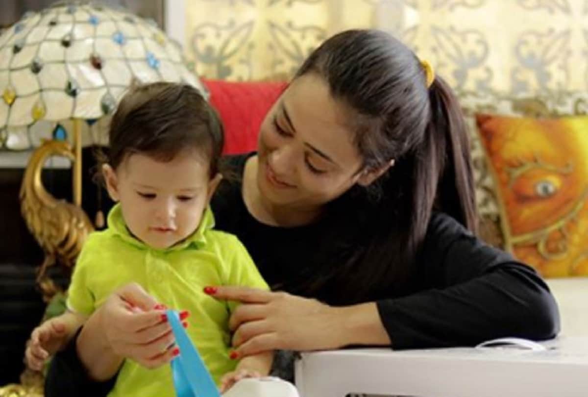 shweta tiwari posing with baby boy reyansh