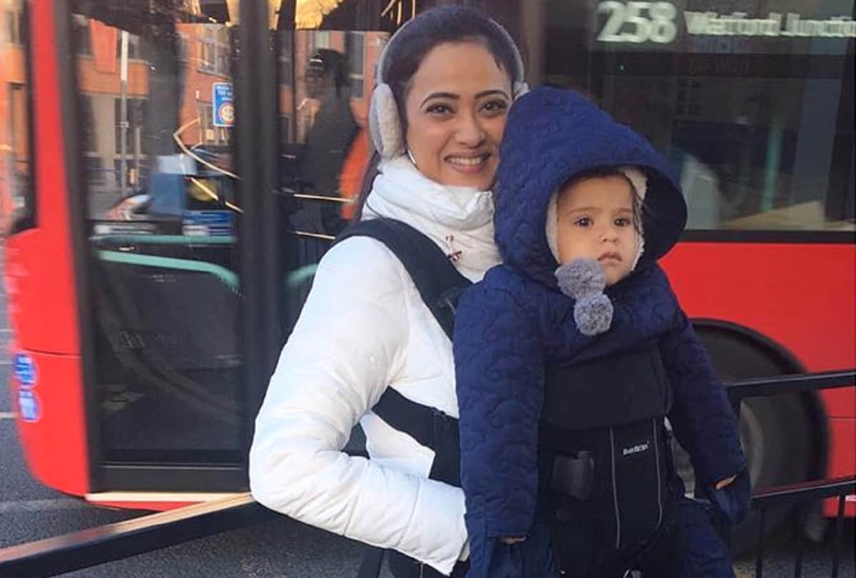 shweta tiwari posing with baby boy reyansh