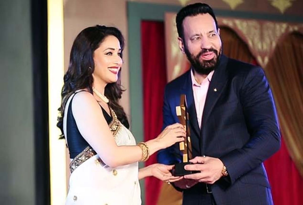 salman khan bodyguard shera received the award from madhuri dixit