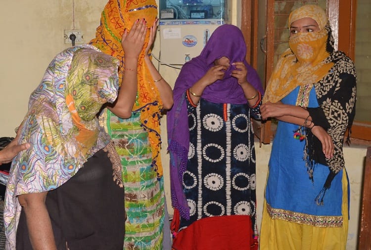 photos: Raid in the Red Light Area, girls are shocked, two arrested
