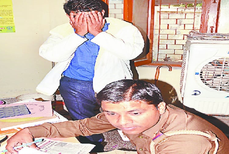 photos: Raid in the Red Light Area, girls are shocked, two arrested