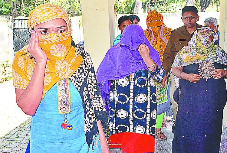 photos: Raid in the Red Light Area, girls are shocked, two arrested
