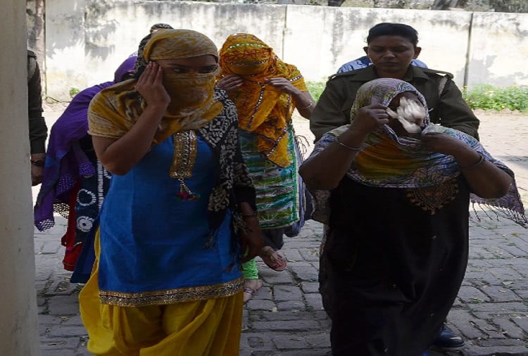 photos: Raid in the Red Light Area, girls are shocked, two arrested
