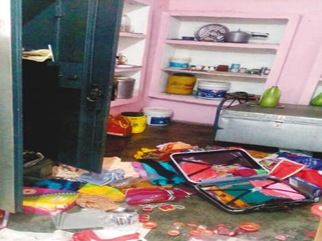 10 lakhs including cash and jewelery stolen from the house