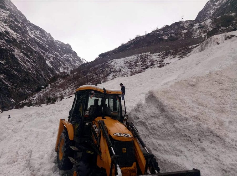 Danger in Badrinath Highway after Glacier on road
