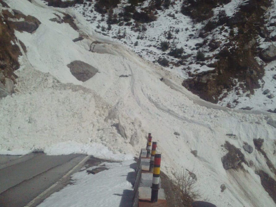 Danger in Badrinath Highway after Glacier on road