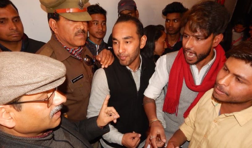 कुमाऊं विवि में दिन भर हंगामा, विभाग बंद कराए कुर्सियां फेंकी