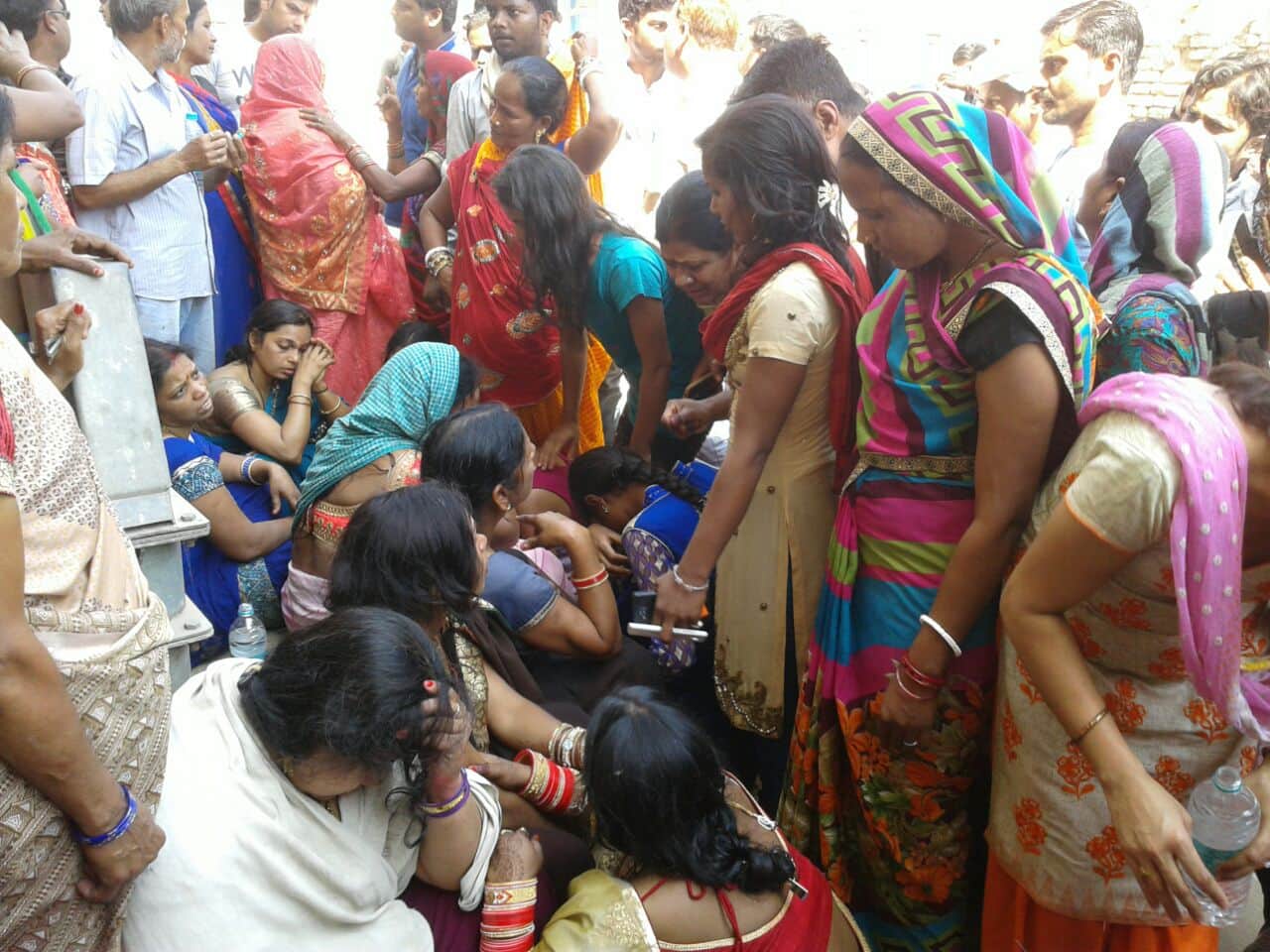 Boat reversed in ganga at ghazipur all are safe