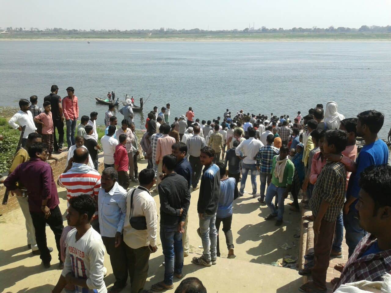 Boat reversed in ganga at ghazipur all are safe