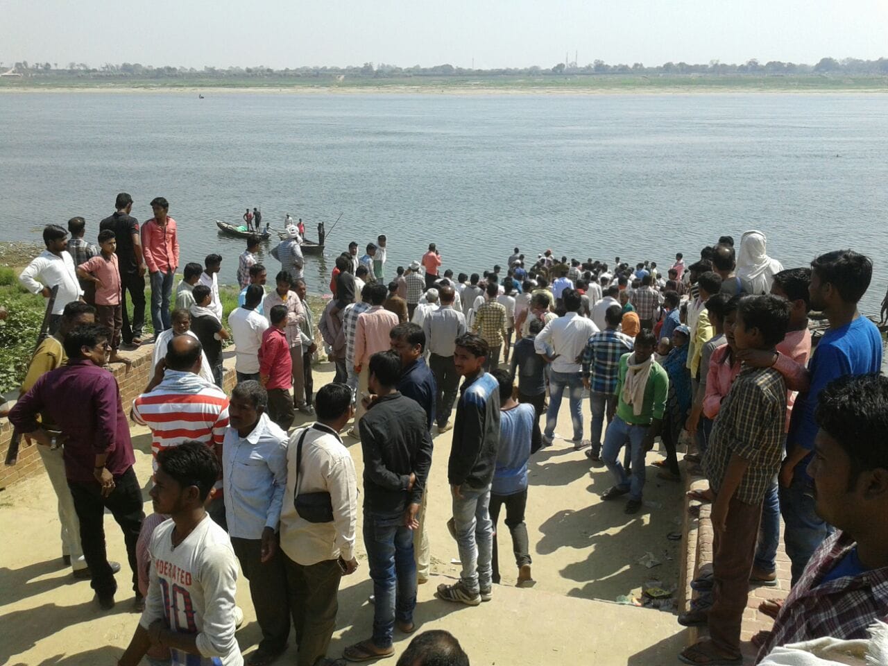 Boat reversed in ganga at ghazipur all are safe