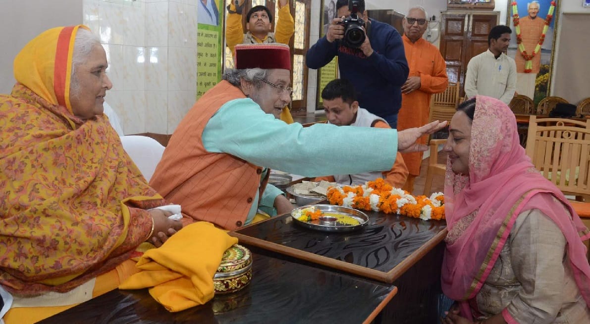 union minister JP Nadda wife mallika celebrates her birthday in shantikunj
