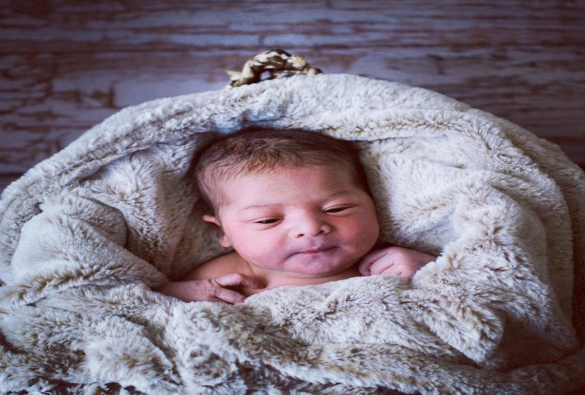 panchi bora shared her new born baby girl photo on instagram 