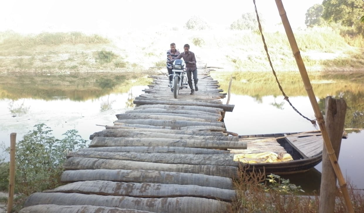  The villagers pass from the dangerous bridge of Bamboo