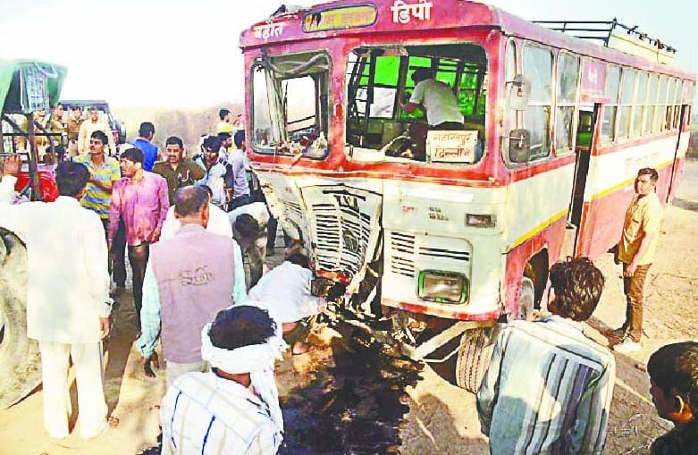 Roadways and truck collision, 22 passengers injured