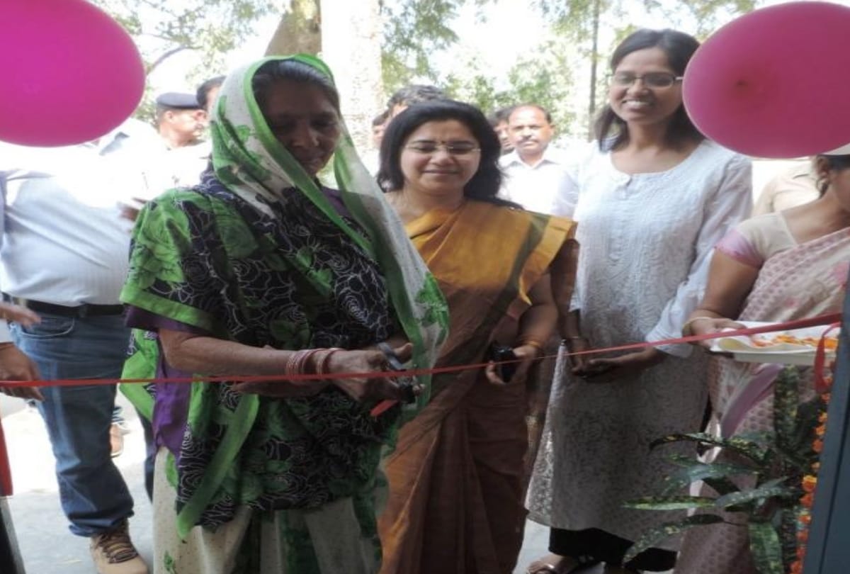 sanitary napkin machine installed at lucknow junction