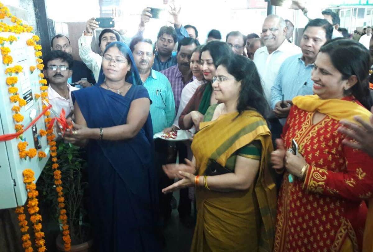 sanitary napkin machine installed at lucknow junction