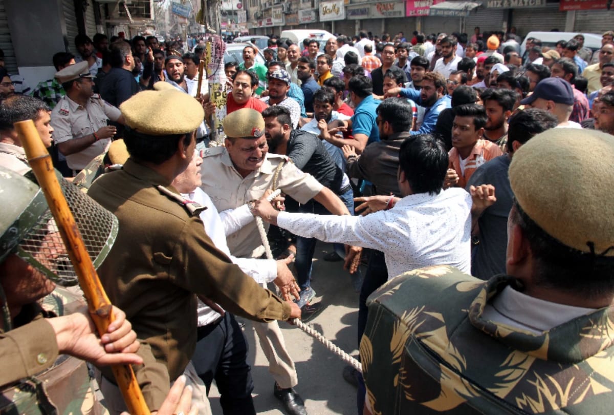 biggest sealing drive in delhi lajpat nagar, 455 property sealed, police lathicharge on traders