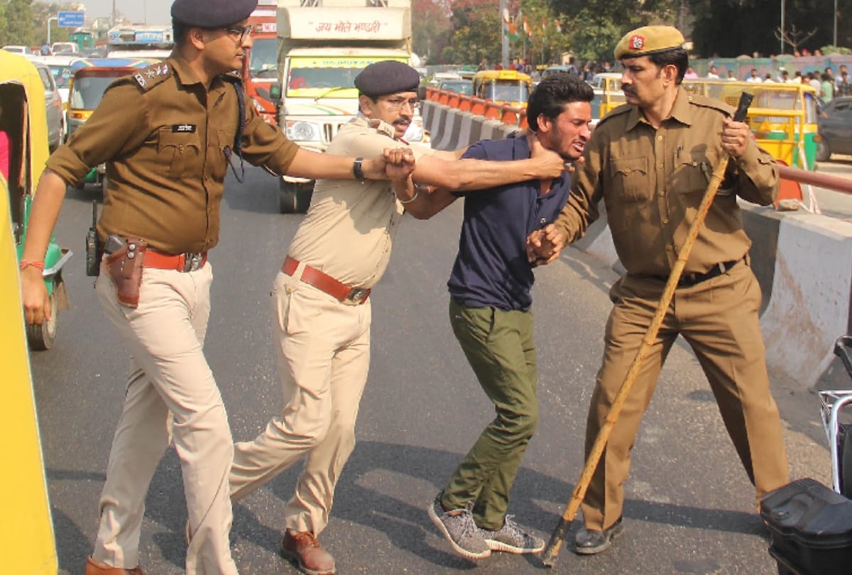 biggest sealing drive in delhi lajpat nagar, 455 property sealed, police lathicharge on traders