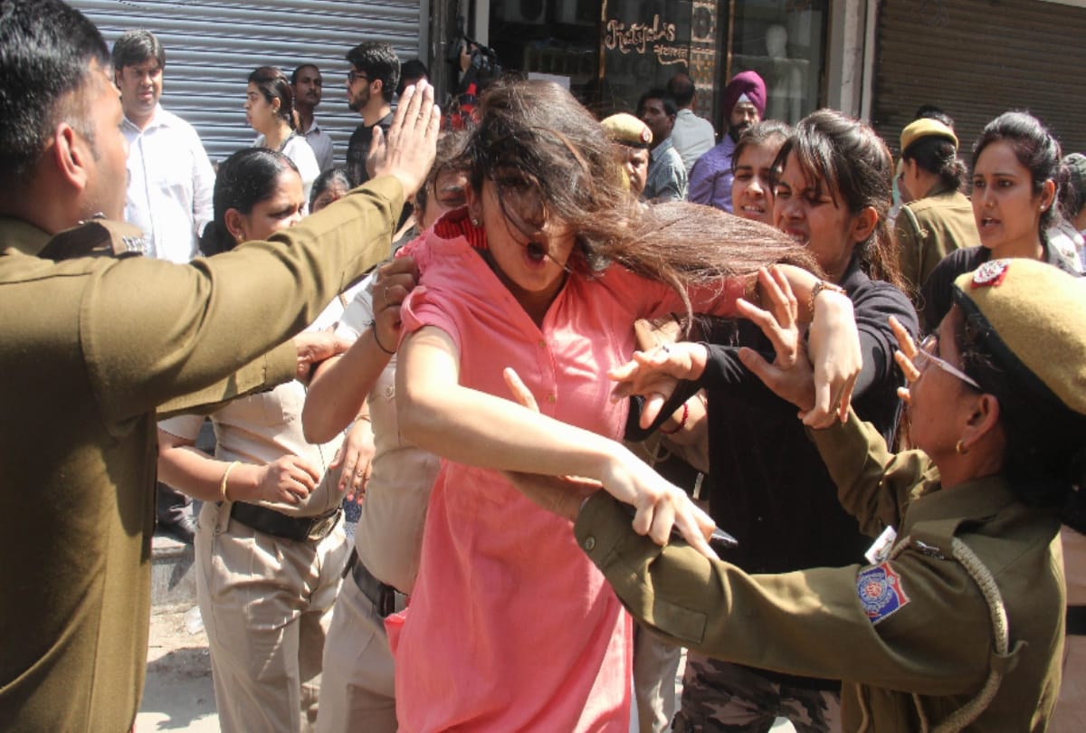 biggest sealing drive in delhi lajpat nagar, 455 property sealed, police lathicharge on traders