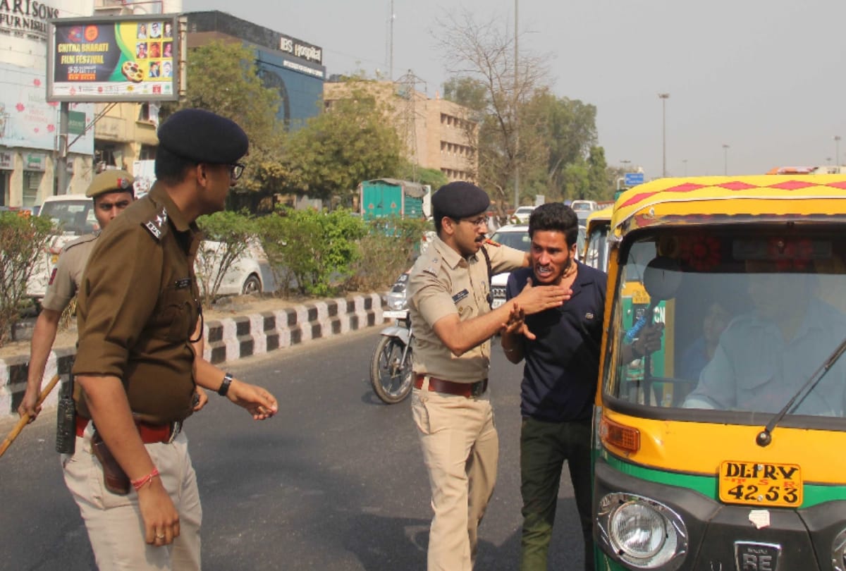 biggest sealing drive in delhi lajpat nagar, 455 property sealed, police lathicharge on traders