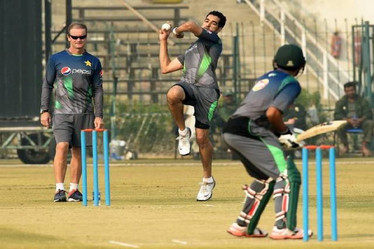 pakistan bowler umar gul made history in T20 cricket