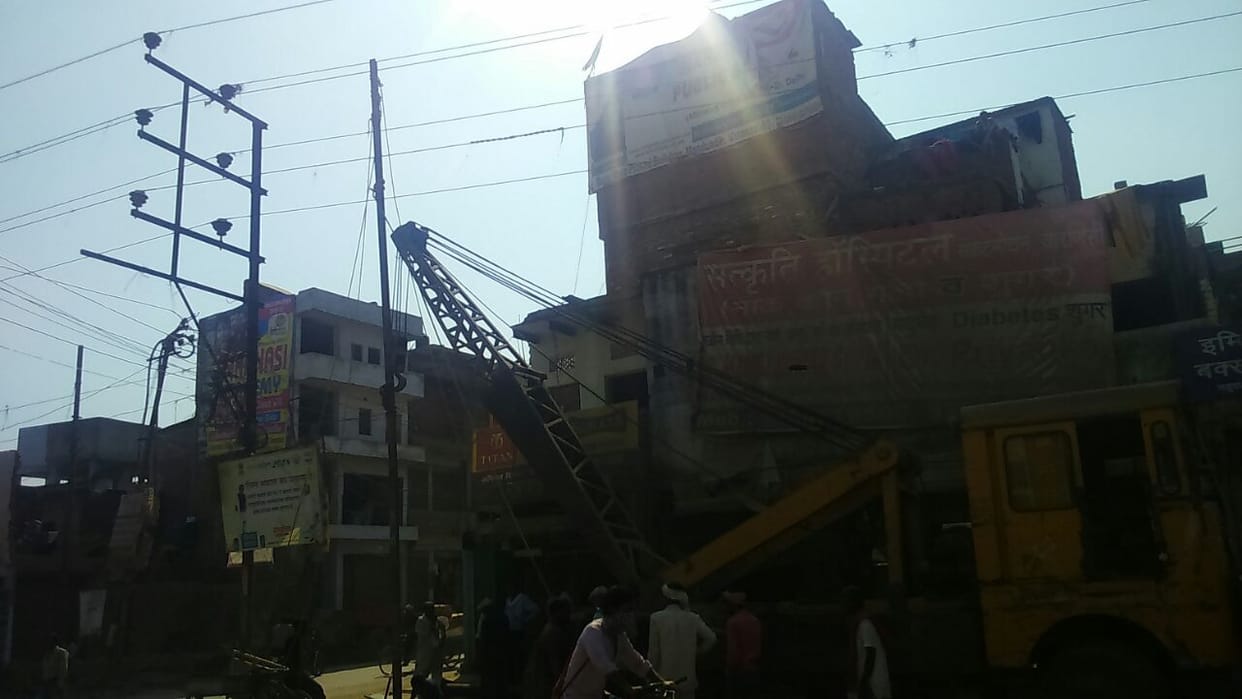 varanasi electric worker injured after touch hightension line