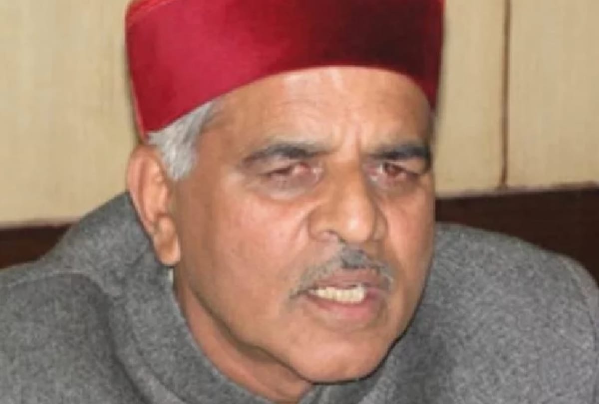 सांसद के घर के बाहर जुटे सैकड़ों कर्मचारी, उपवास रख पेंशन बहाली की मांग