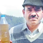 ठुलीगाड़ पेयजल योजना से दौला गांव में आ रहा गंदा पानी दिखाते ग्रामीण