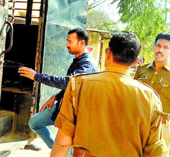 victim policeman surrender in court  