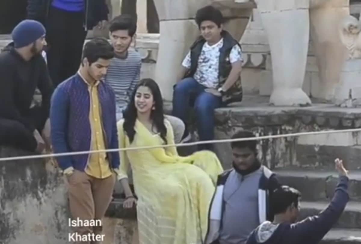 Janhvi Kapoor engages in casual chat on the set of dhadak