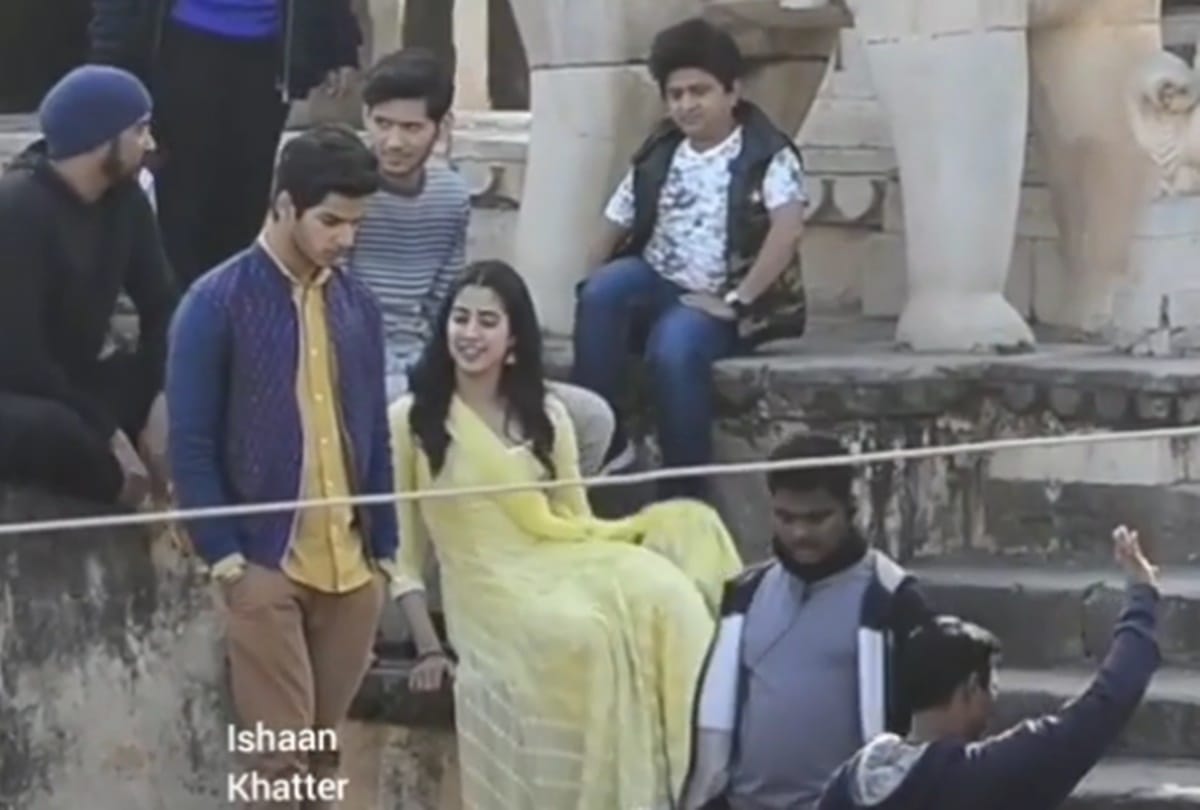 Janhvi Kapoor engages in casual chat on the set of dhadak