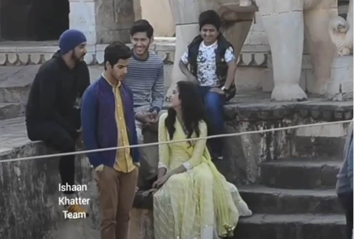 Janhvi Kapoor engages in casual chat on the set of dhadak