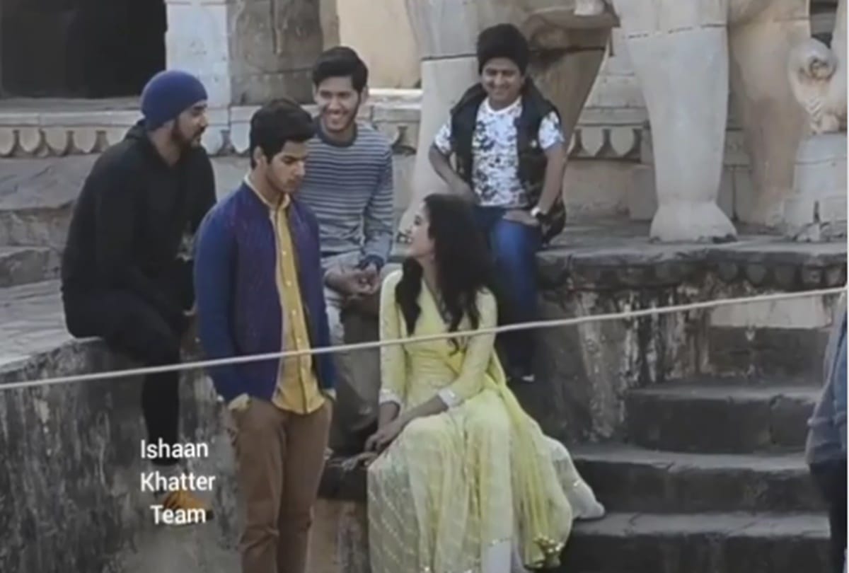 Janhvi Kapoor engages in casual chat on the set of dhadak