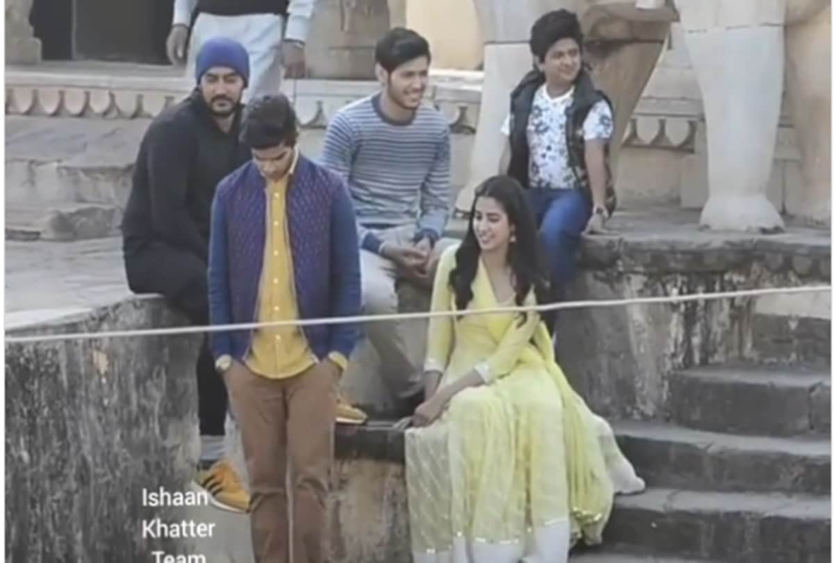 Janhvi Kapoor engages in casual chat on the set of dhadak
